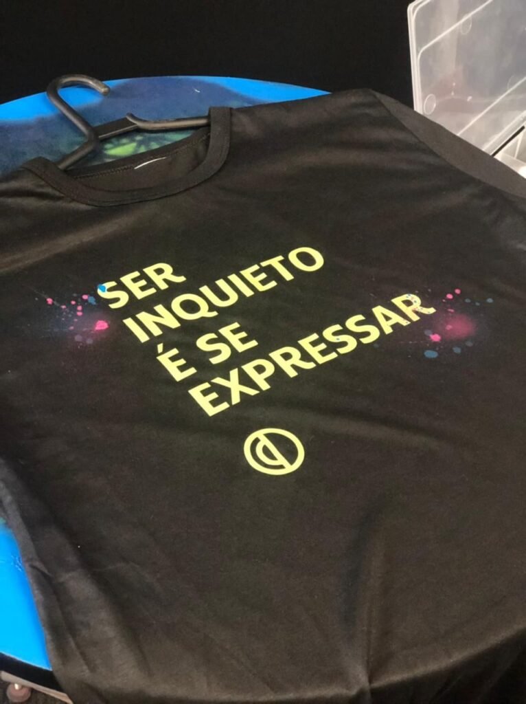 Camiseta preta com a frase ser inquieto é se expressar