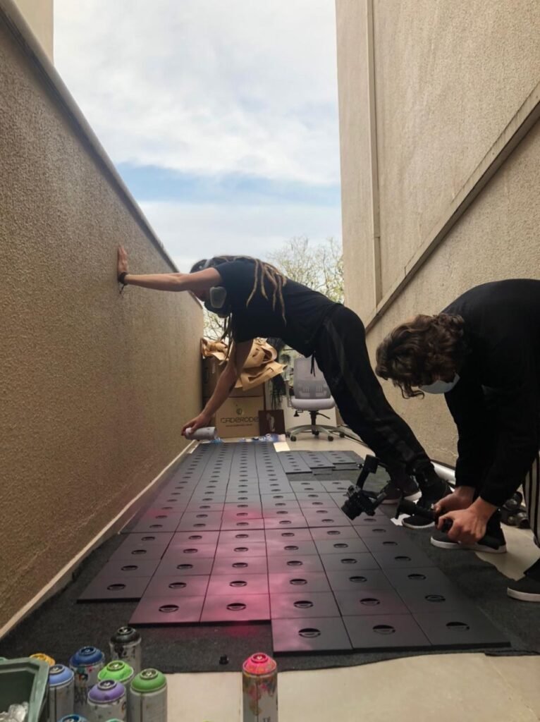 Painéis da Caderode sendo pintados no corredor externo