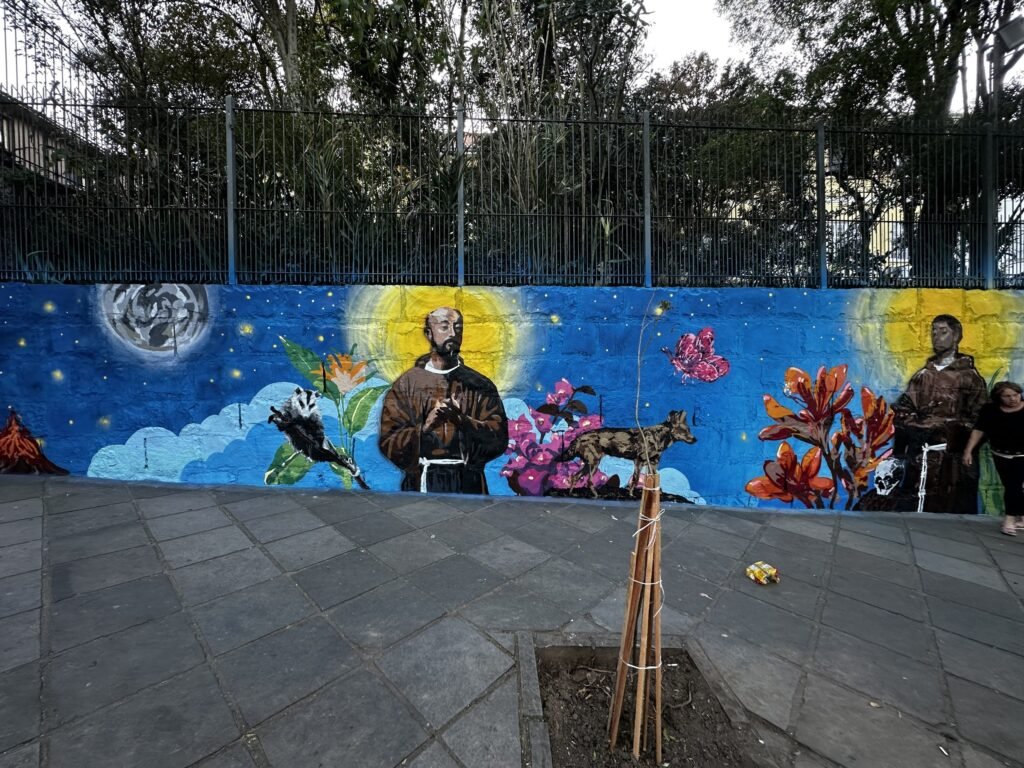 O muro visto de frente, com a lua, São Francisco e as flores