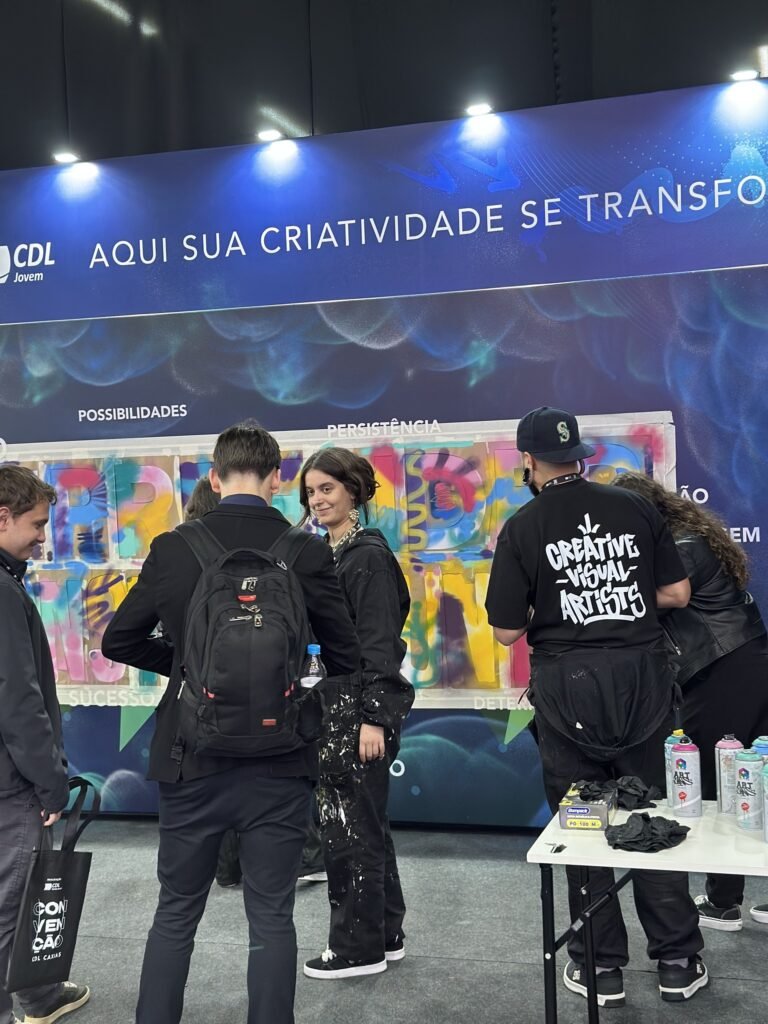Visitantes do evento em frente à parede em andamento