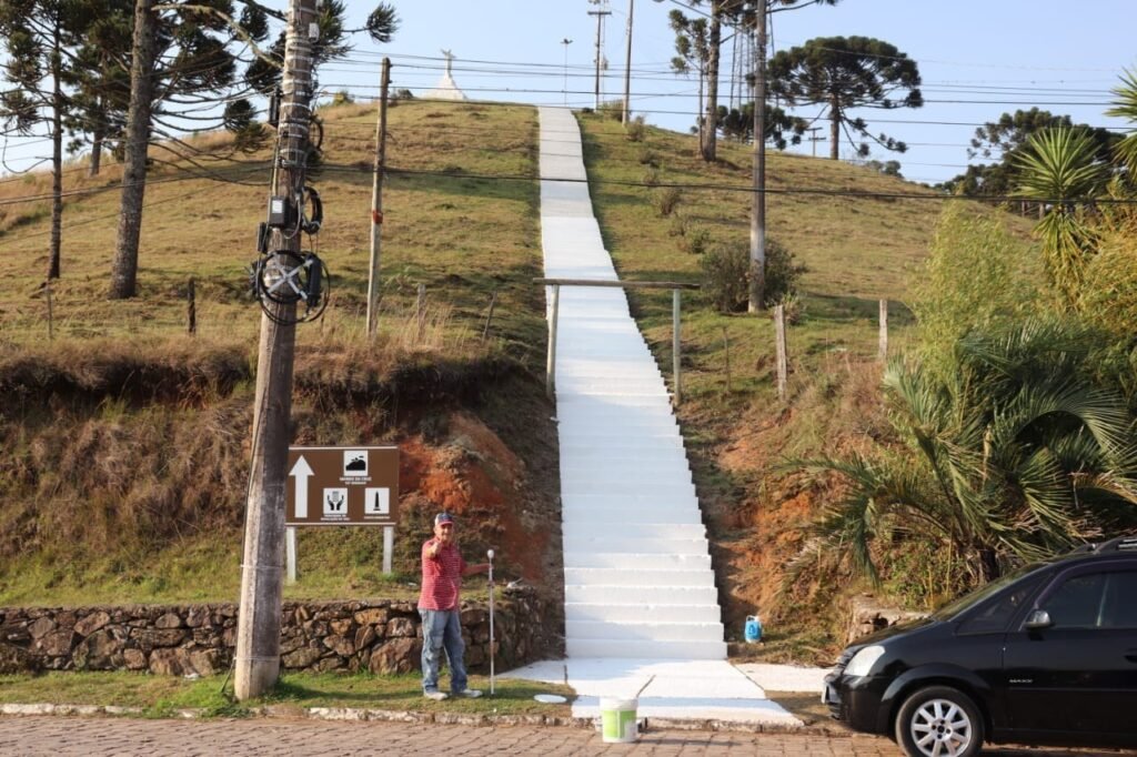 A escadaria inteira com a base branca, antes das cores