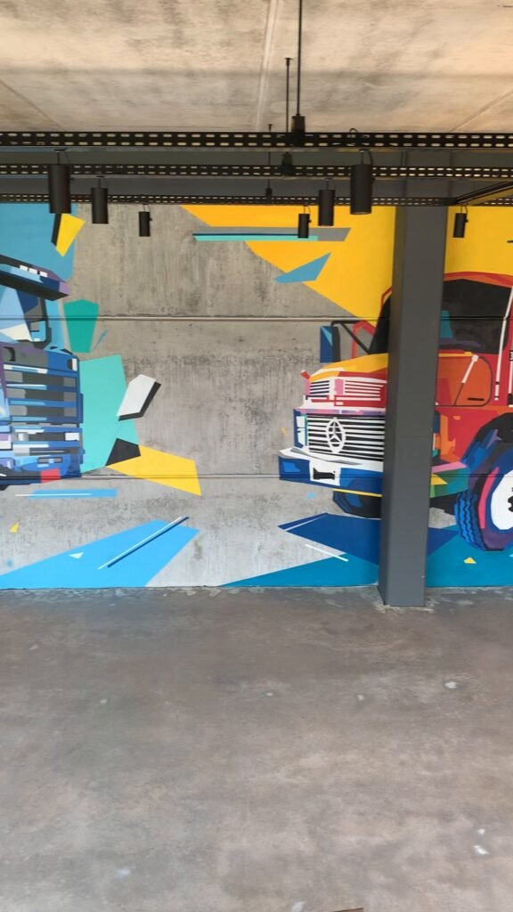 O mural visto por baixo do mezanino, com o piso de concreto polido