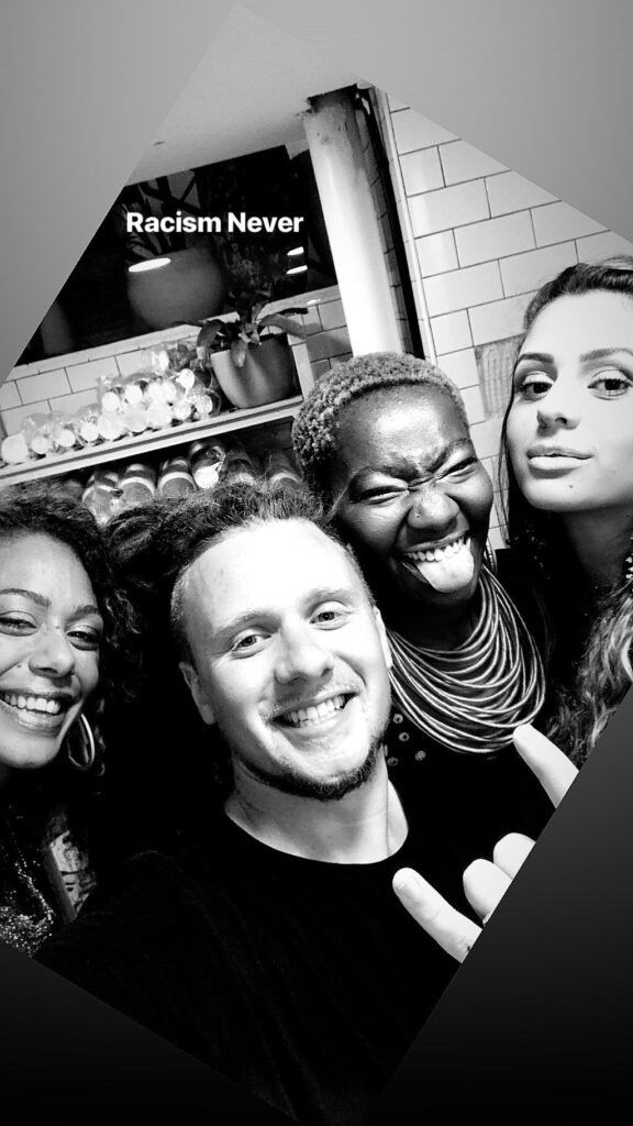Selfie em preto e branco com modelos no bastidor do desfile