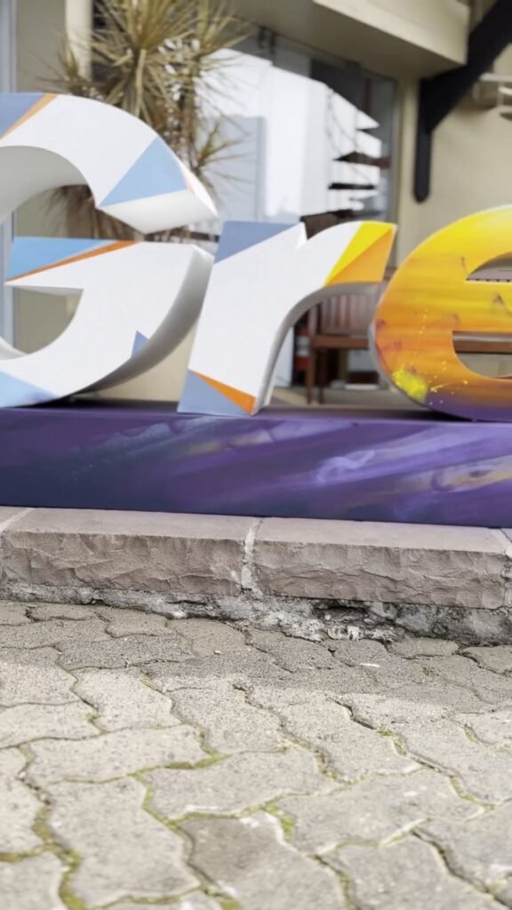As letras vistas de perto, rente ao chão de pedra