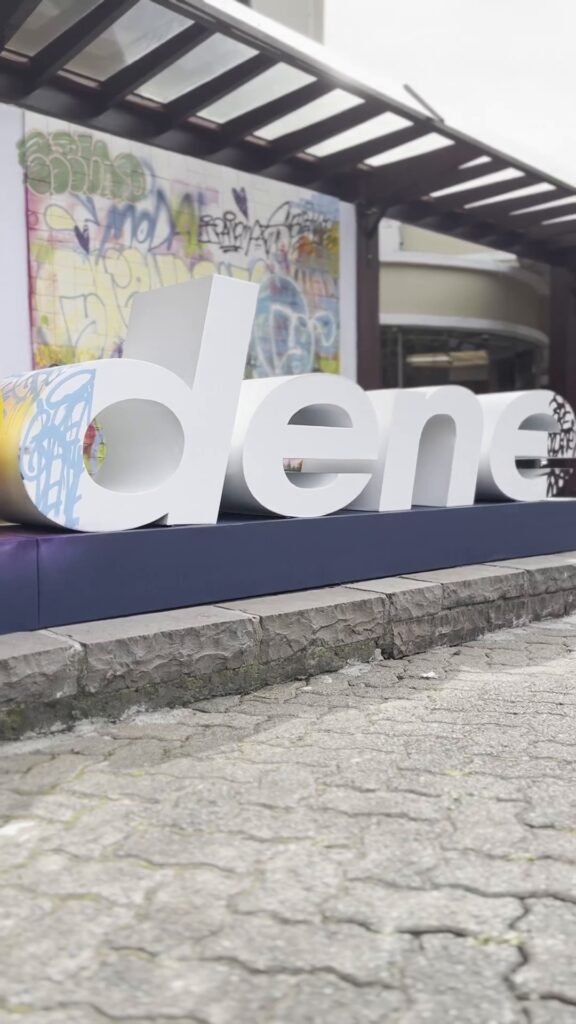 O fim da palavra Grendene, com a pintura seguindo pelas laterais das letras