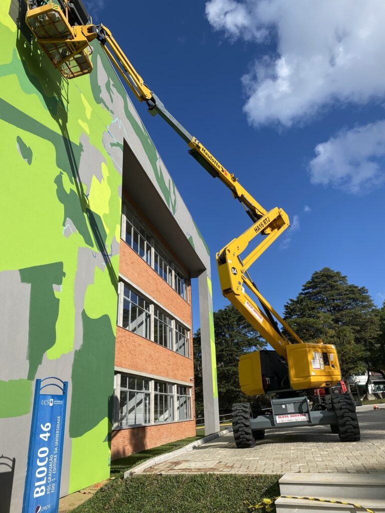 A plataforma amarela erguida ao lado da fachada verde do Bloco 46