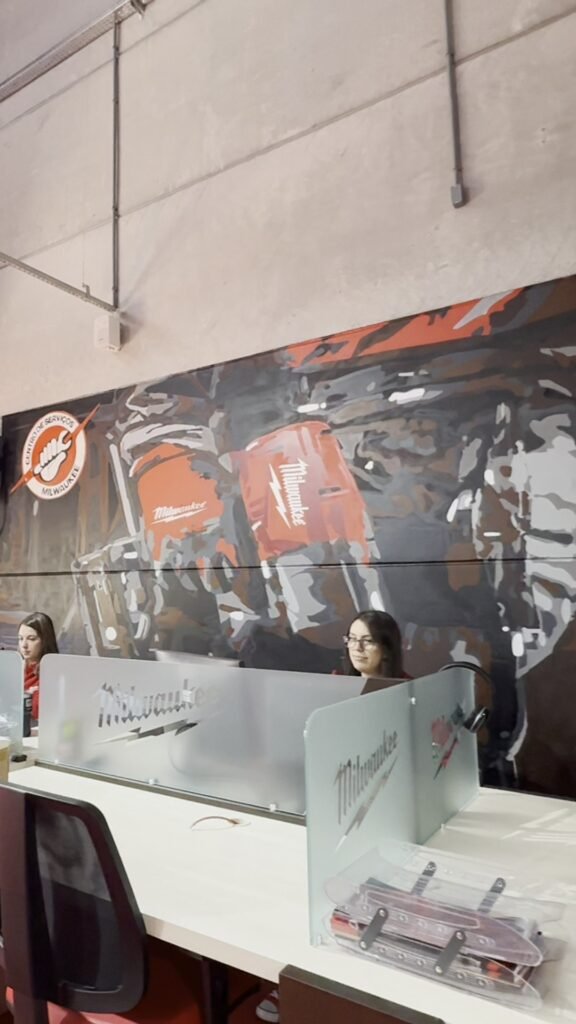 O mural pronto atrás das estações de trabalho
