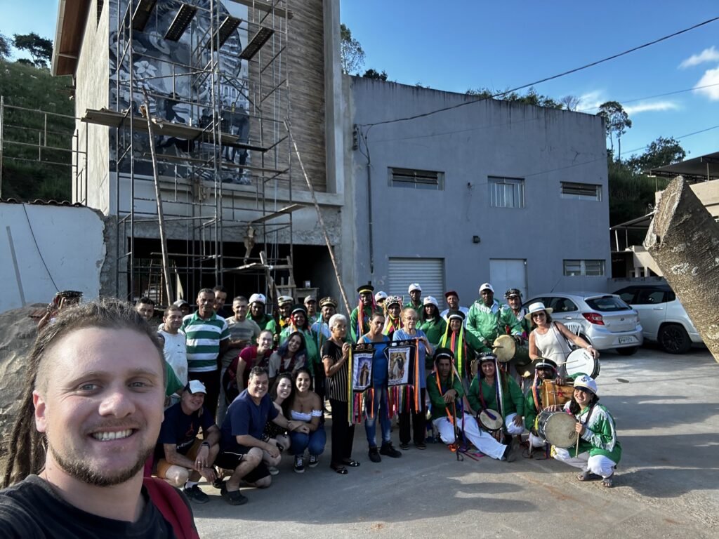 Grupo de roupas verdes e brancas reunido em frente ao prédio pintado