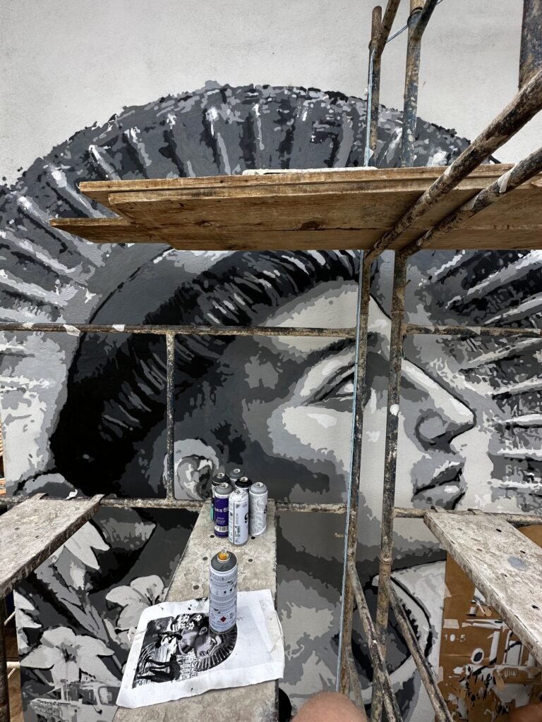 Detalhe do mural em preto e branco visto de perto