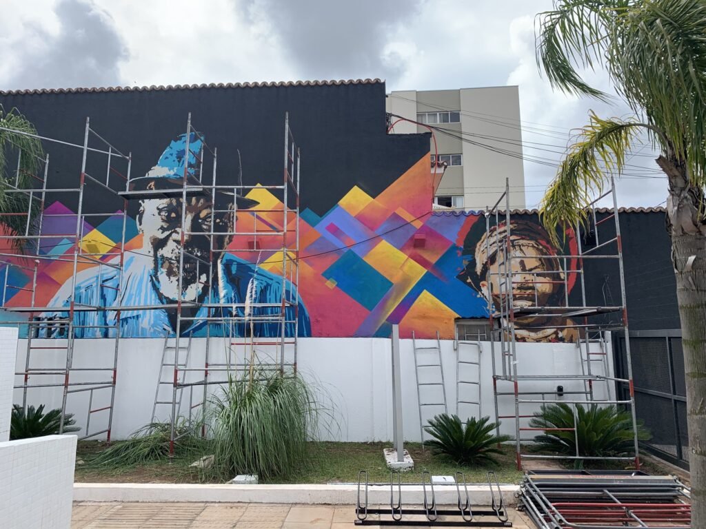 O mural em andamento com o andaime montado na frente