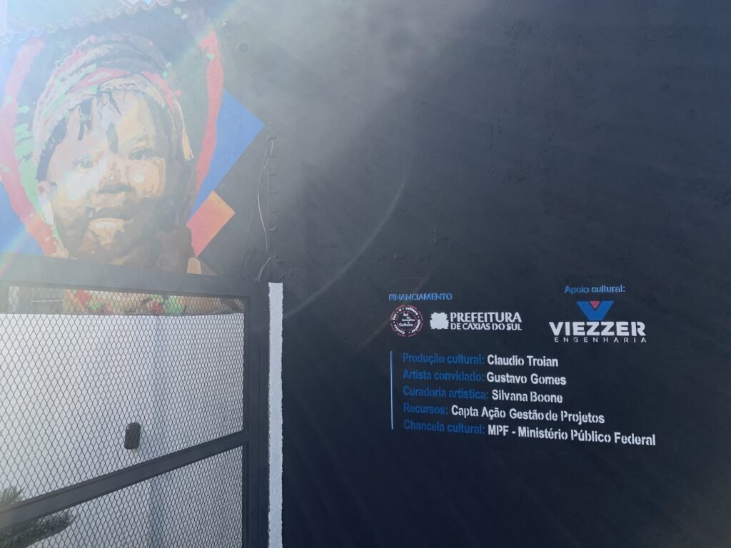 Placa com os créditos do mural: Prefeitura de Caxias do Sul, Viezzer e a ficha técnica do projeto