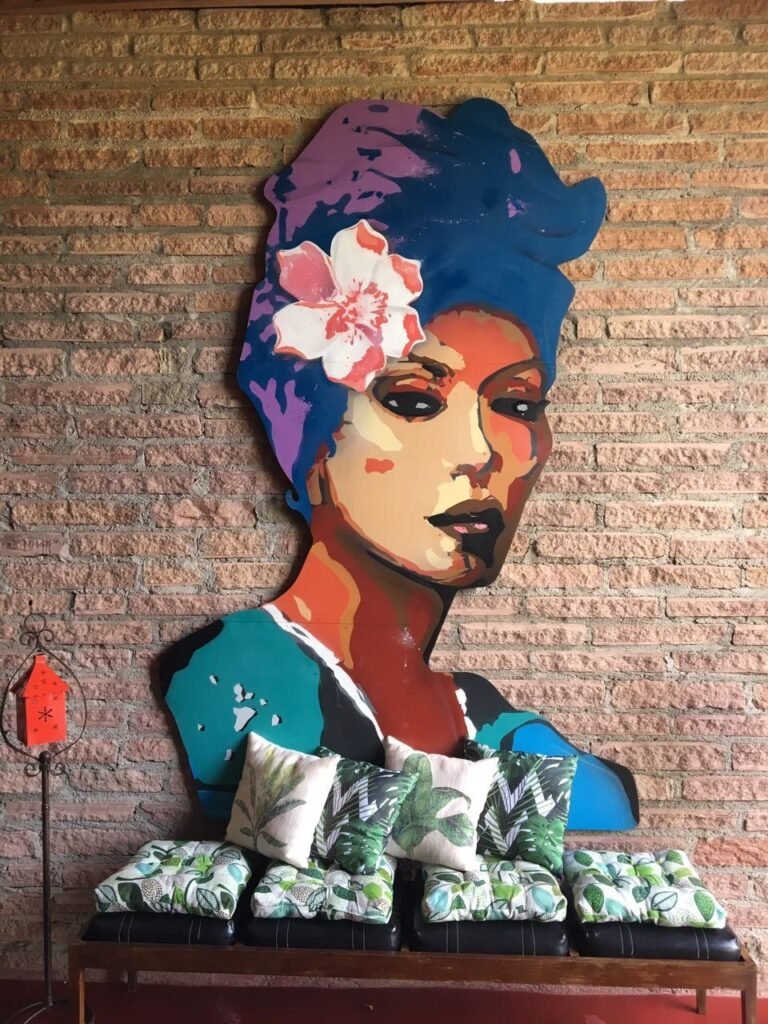 A figura pronta junto de almofadas estampadas