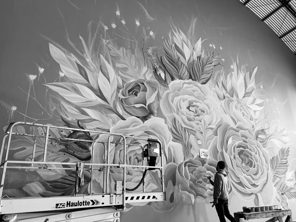 A parede em preto e branco, com o buquê ainda em desenho, e a plataforma na frente