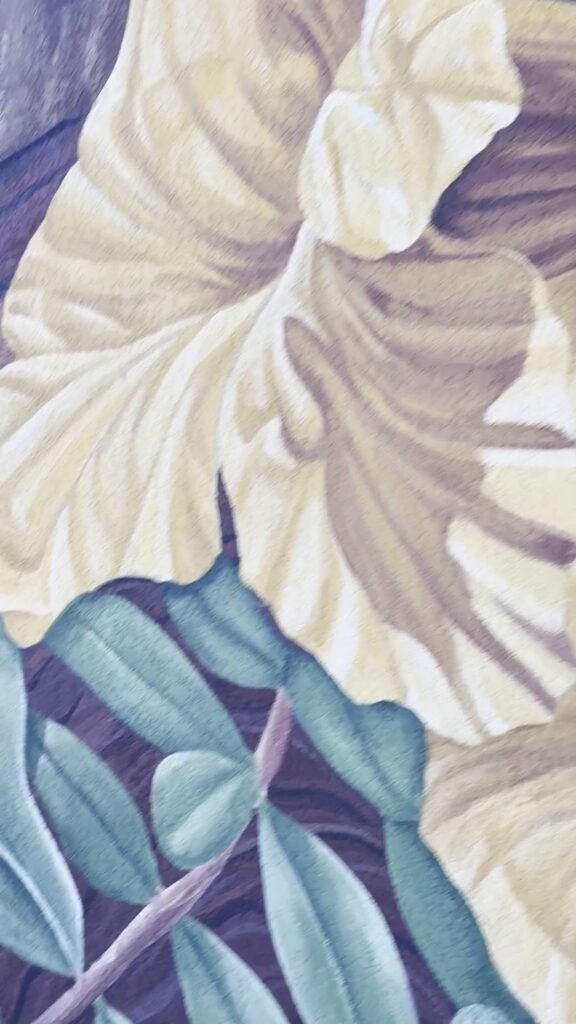 Detalhe de uma folha grande pintada a pincel em tons de verde
