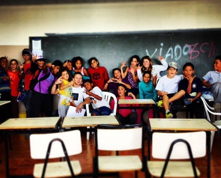 Sala de aula cheia de alunos no começo das oficinas de graffiti, em março de 2013