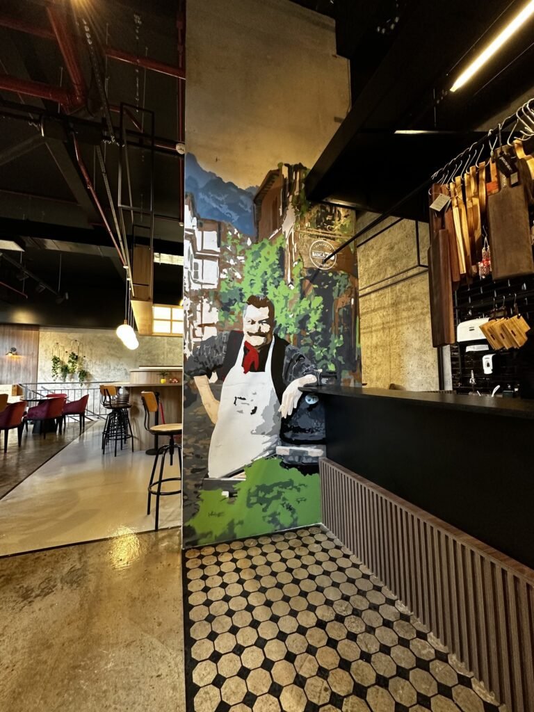 Cozinheiro de avental pintado na parede ao lado do balcão