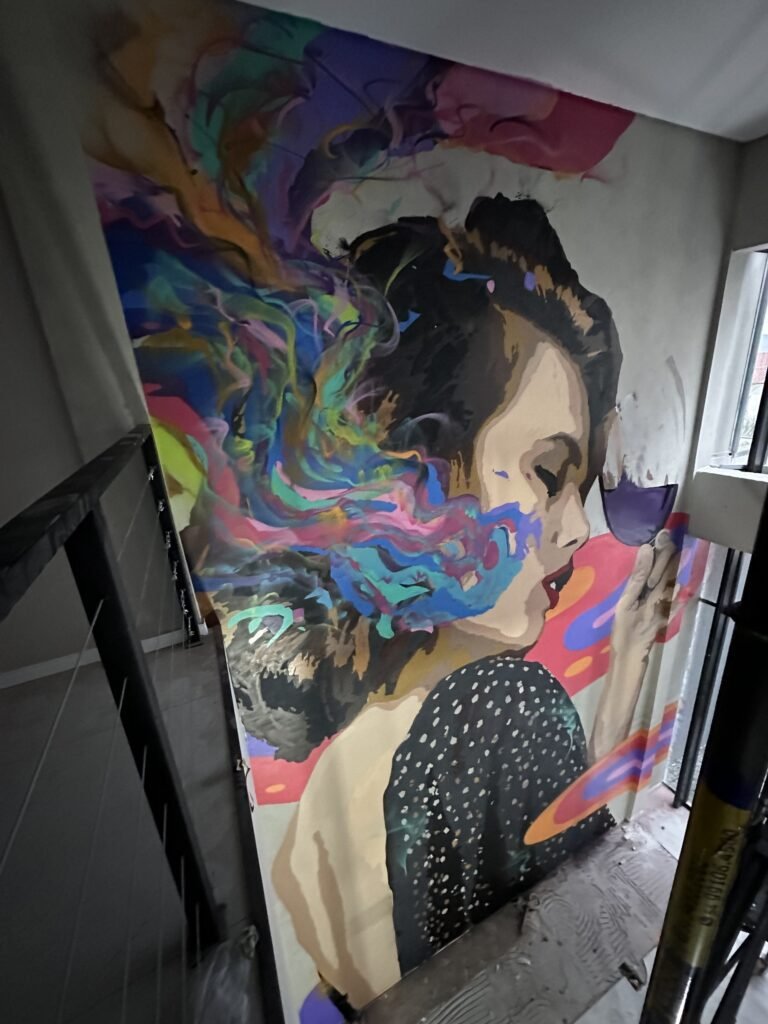Retrato de mulher com o cabelo se desfazendo em cores vivas