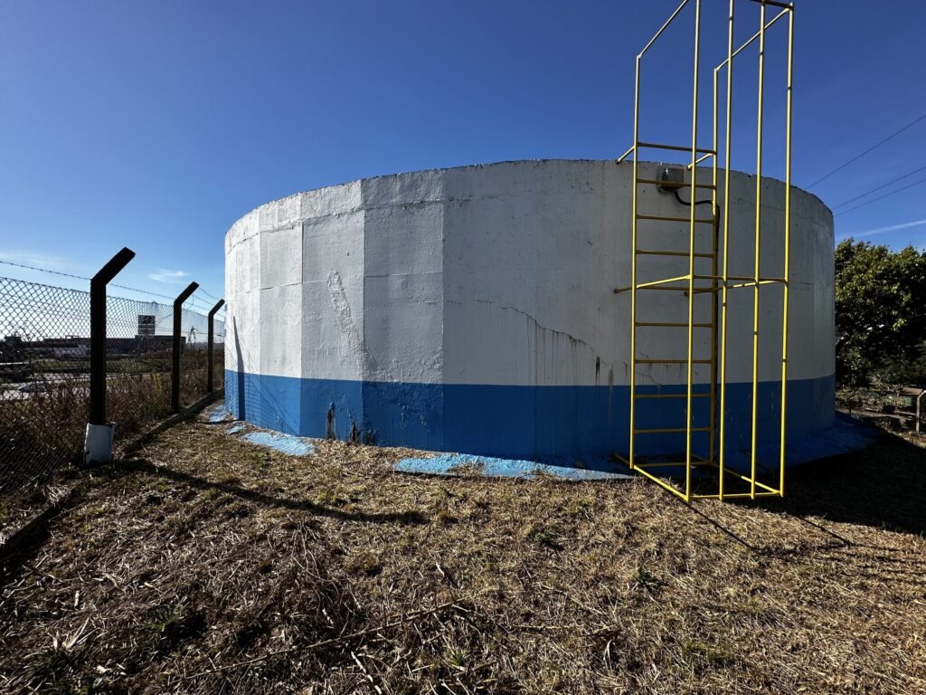 Reservatório ainda branco e azul, antes da pintura