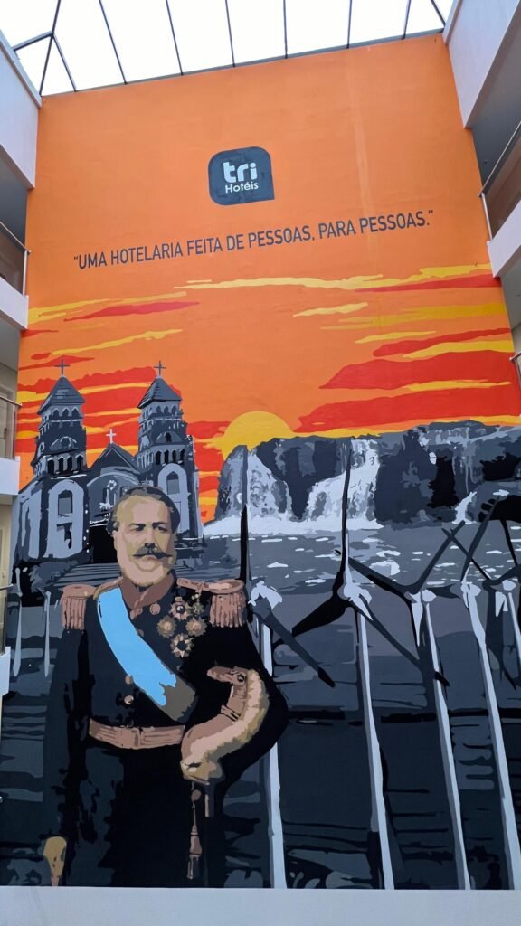 O mural inteiro visto do alto, do sol poente ao retrato do general