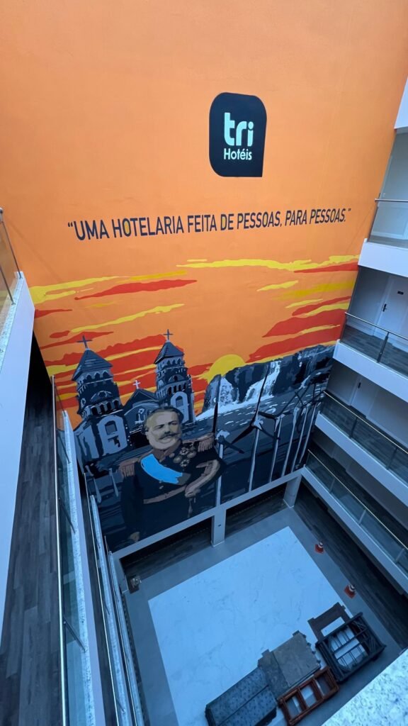 O átrio visto de cima, com o mural descendo até o térreo