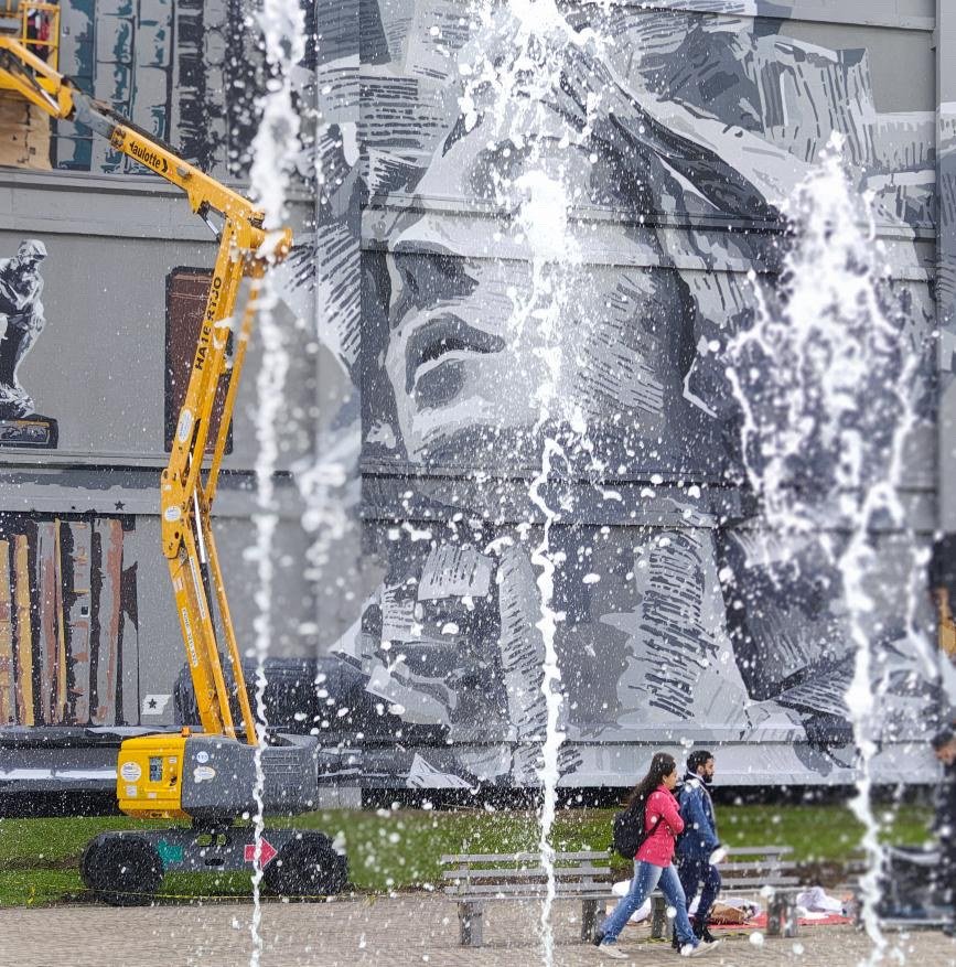 O mural visto através do chafariz da praça