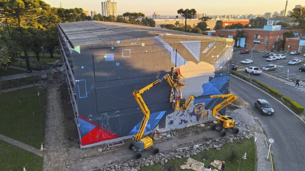 Vista de drone no fim da tarde, com a pintura em andamento