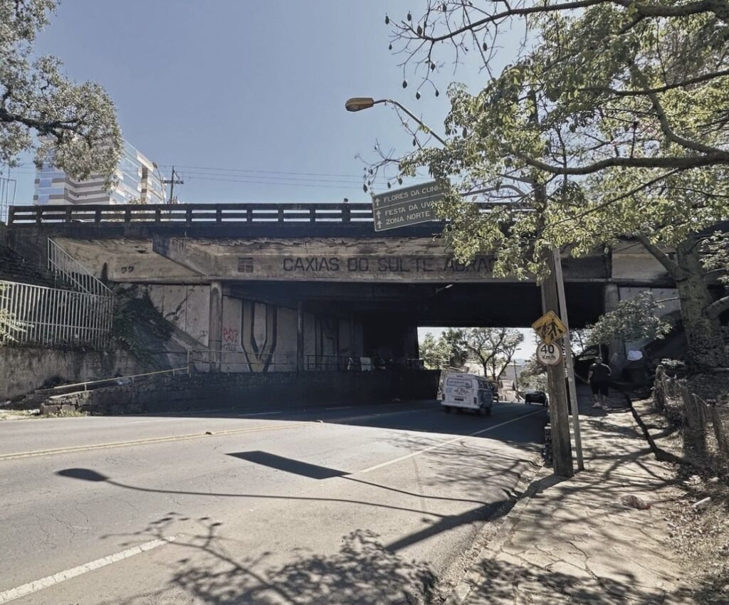 O viaduto antes da pintura, em concreto cinza